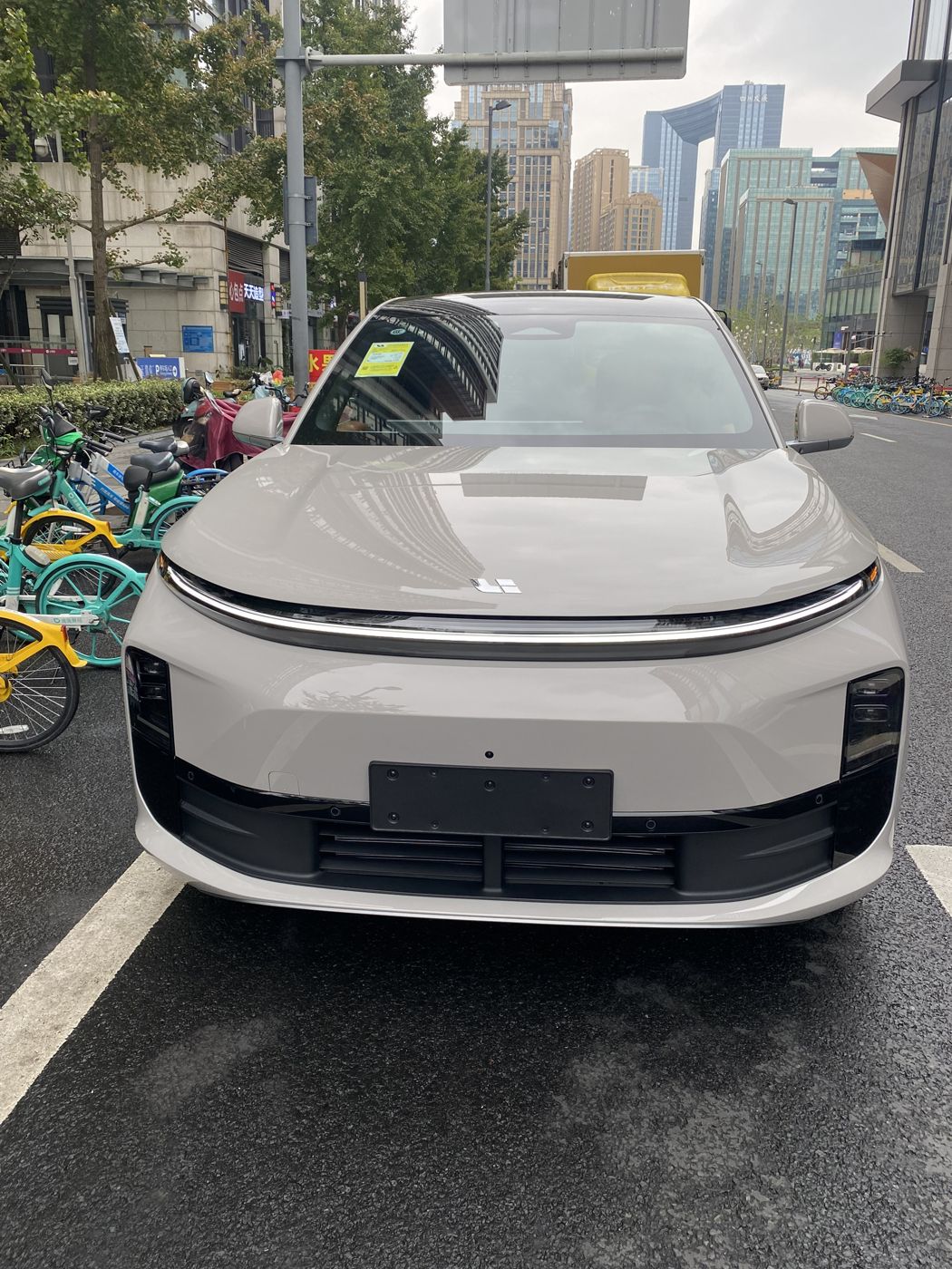 BB贝博 MEGA 高压纯电 MPV